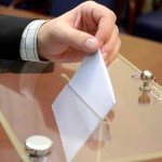 Bulletin de vote dans l'urne